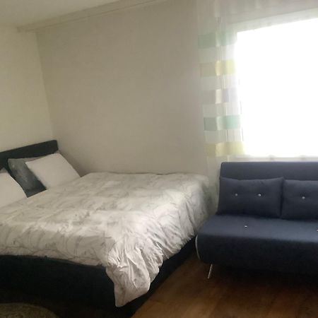 Chambre Spacieuse Et Confortable Avec Ecran Plat Oetwil an Der Limmat Bagian luar foto