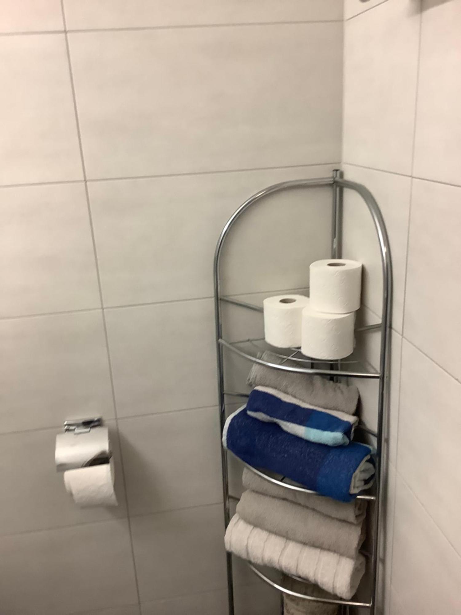 Chambre Spacieuse Et Confortable Avec Ecran Plat Oetwil an Der Limmat Bagian luar foto