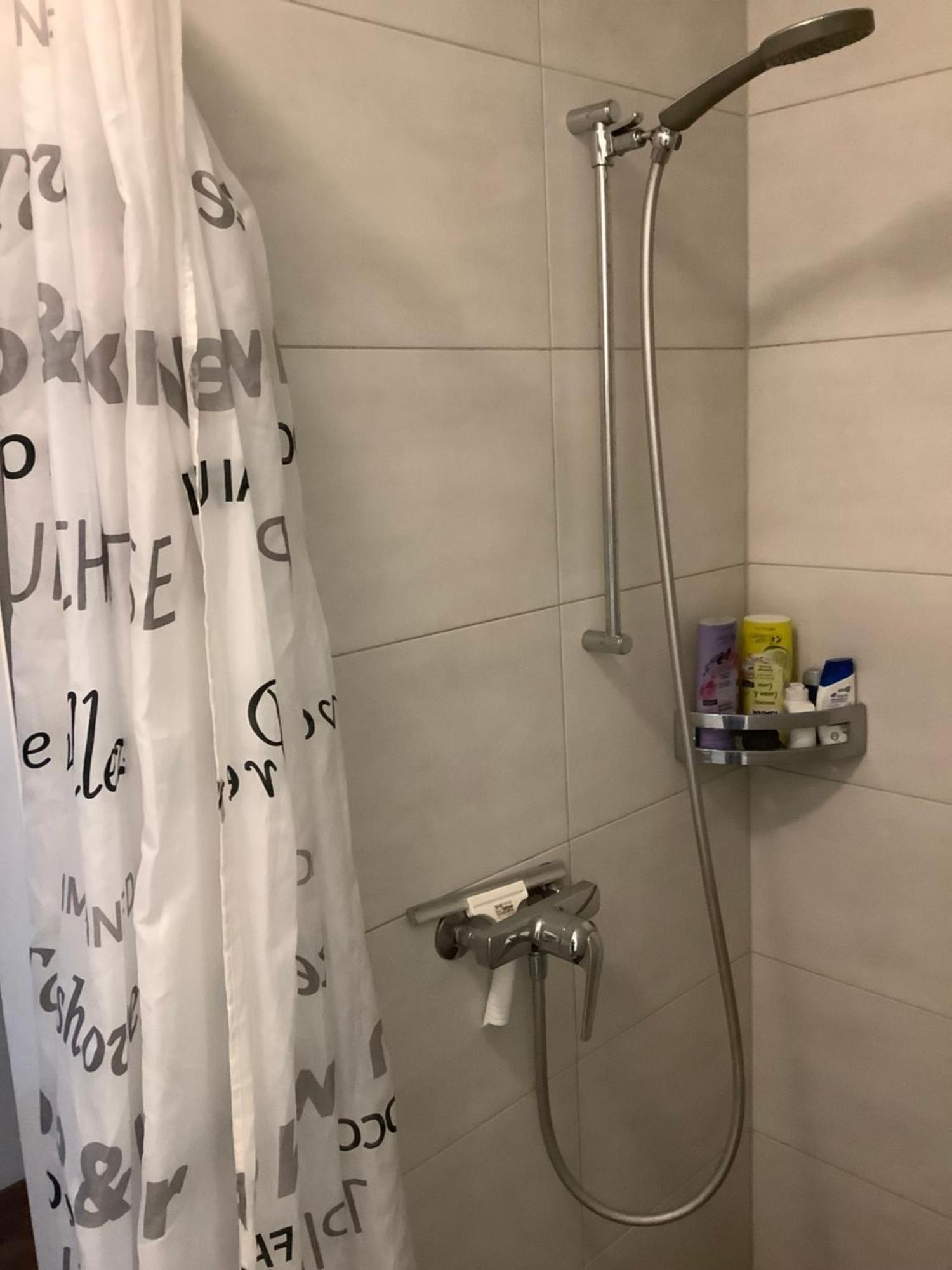 Chambre Spacieuse Et Confortable Avec Ecran Plat Oetwil an Der Limmat Bagian luar foto
